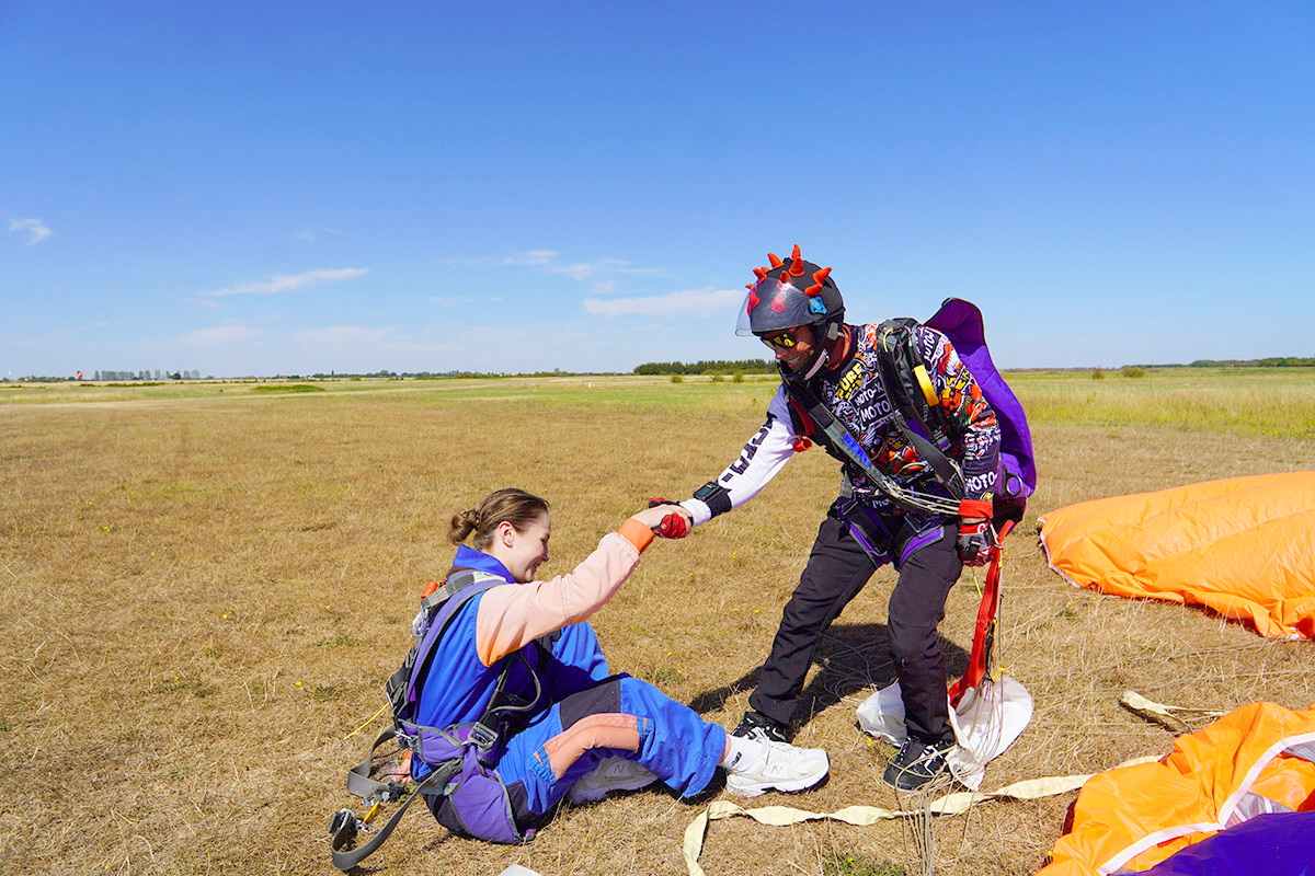 Static Line vs AFF: Choosing Your Path to Solo Skydiving in 2026